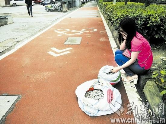 女子换百斤硬币跑六家银行遭拒 叹银行嫌贫爱富