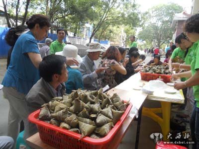 借传统文化节日，凝居民关爱之情