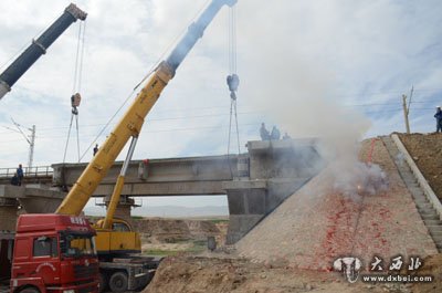 干武二线第一片T型梁架设圆满成功