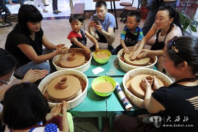 孩子学习陶瓷制作技术