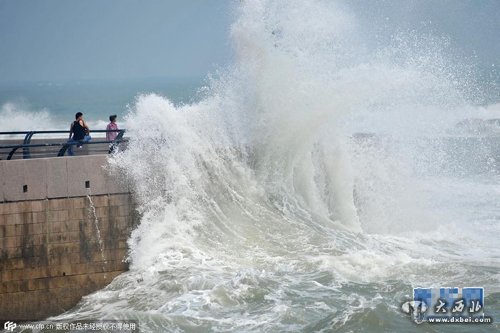 “苏迪罗”外围发威 游客不顾危险海边观大潮
