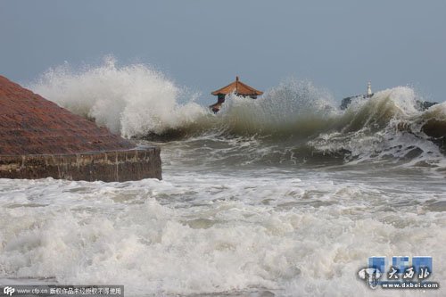 “苏迪罗”外围发威 游客不顾危险海边观大潮