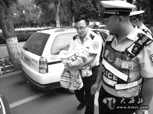 民警救助被遗弃龙凤胎