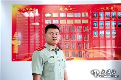 近日，杜宝珠在部队的荣誉墙前，上面有张丽晓的名字。 新京报记者 吴江 摄