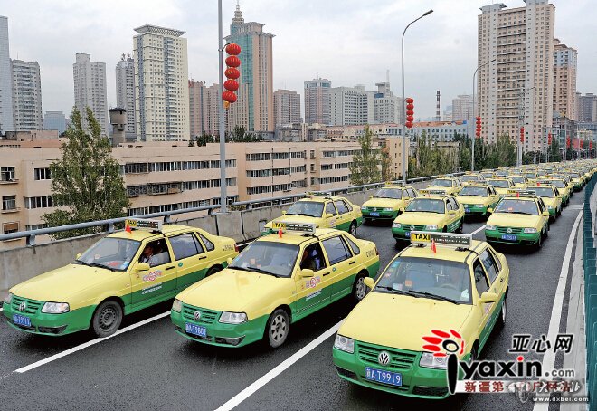 乌鲁木齐阿勒泰路高架昨日11时全线通车 市民到机场又多了一条路 六分钟跑完全程 那畅爽难以置信