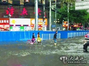 一小时急暴雨 水淹金城寸步难行