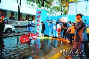 一小时急暴雨 水淹金城寸步难行