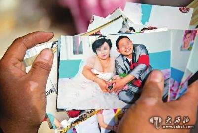 女子骗婚时的结婚照 新文化记者 蒋盛松 摄