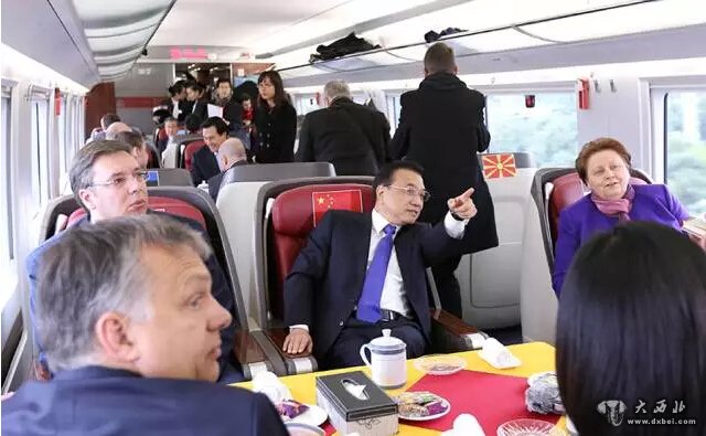 李克强与中东欧16国领导人共同登上从苏州开往上海的高铁列车