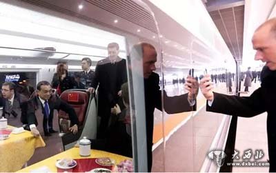 不少领导人和随行官员是第一次乘坐中国高铁，看看这儿，摸摸那儿，非常感兴趣