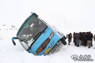 新疆红其拉甫边检站紧急救助遇险旅客 已安全返回