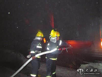 消防员在扑救大火
