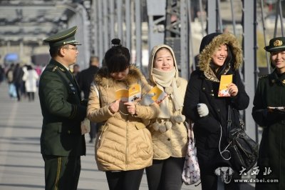 市民领取宪法日宣传资料