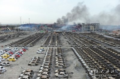 2015年8月14日，天津爆炸现场还有几处火点冒着烟。（资料图片）京华时报记者 周民 摄