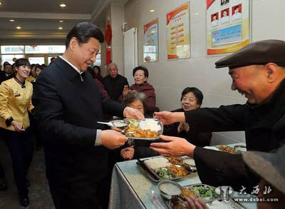 习近平来到兰州一家“虚拟养老院”的养老餐厅，端起一个盛满饭菜的餐盘，走到72岁的老人杨林太面前，轻轻送上，请他用餐