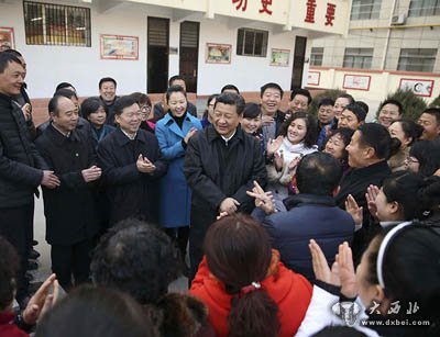 习近平在延安市杨家岭福州希望小学视察后，与闻讯赶来的附近群众亲切交流并向大家拜年