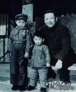 1958年，习近平与父亲习仲勋、弟弟习远平在一起