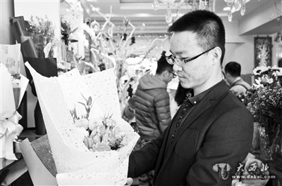 一位男士在为妻子挑选鲜花