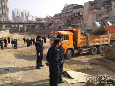 安宁区锦河丹堤楼顶违建进入自拆阶段