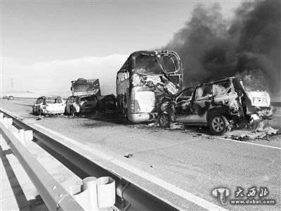 连霍高速瓜州段 8车连环相撞起火