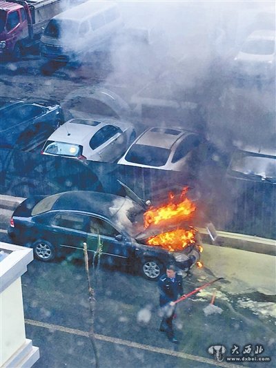 轿车行驶中意外自燃 热心法警相助成功灭火