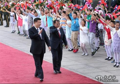 中共中央总书记、国家主席习近平在人民大会堂东门外广场为本扬举行欢迎仪式