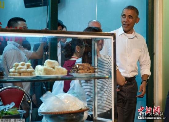 美国白宫在社交网站发布一张相片：奥巴马与美国著名厨师布尔丹在河内一家平民食店品尝了地道越式米粉及河内啤酒。