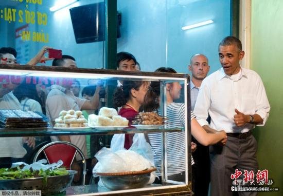 5月24日消息，正在越南访问的美国总统奥巴马，23号晚溜到首都河内一家平民食店，与厨师出身的美国电视主持一同品尝地道美食，引来大批民众围观。