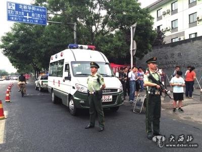 北京6月23日可查高考成绩 特警首次荷枪押护试卷