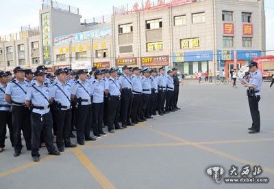 榆中县公安局在西北民族大学榆中校区门口组织民警开展了反暴恐应急处突拉动演练。