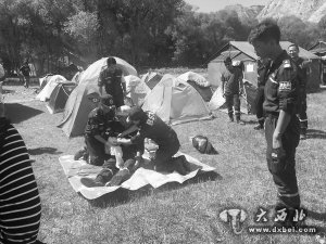 甘肃蓝天救援队开展了一场模拟地震现场的应急救援演练活动