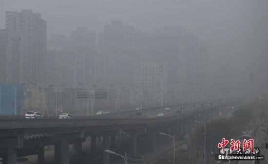 资料图：12月5日，石家庄市区笼罩在雾霾中。当日，河北省气象台继续发布霾红色预警信号