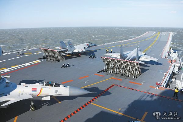 图为歼-15战机从辽宁舰起飞。