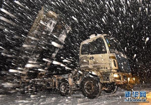 2月20日凌晨，一辆卡车在乌鲁木齐西山雪场倾倒装载的积雪
