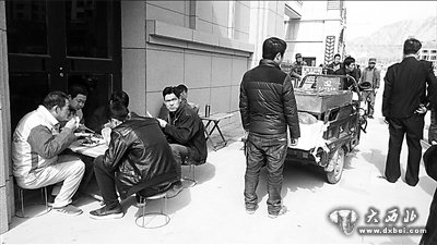 九州天昱凤凰城附近多个无证流动食品摊点被依法查处