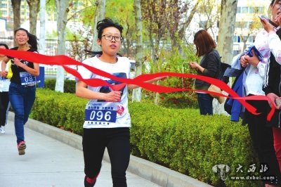 为爱奔跑”校园公益跑在甘肃政法学院开跑