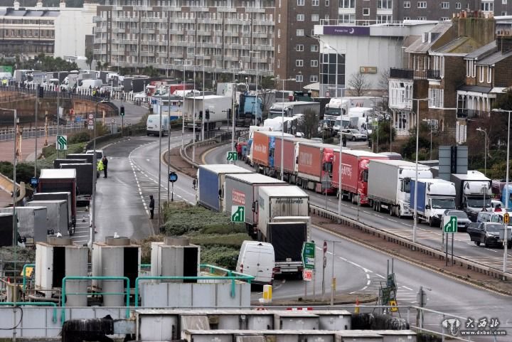 大量卡车司机受困英国