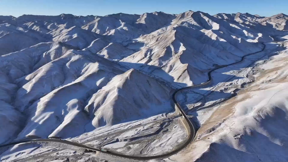 甘肃阿克塞：雪后当金山